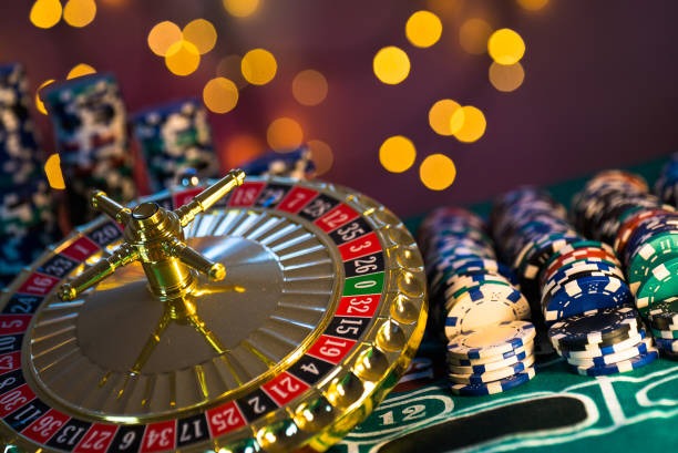 Live baccarat dealer displaying Player and Banker hands from lotus dewa studio